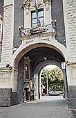 Catania, Porta Uzeda da Piazza Duomo 